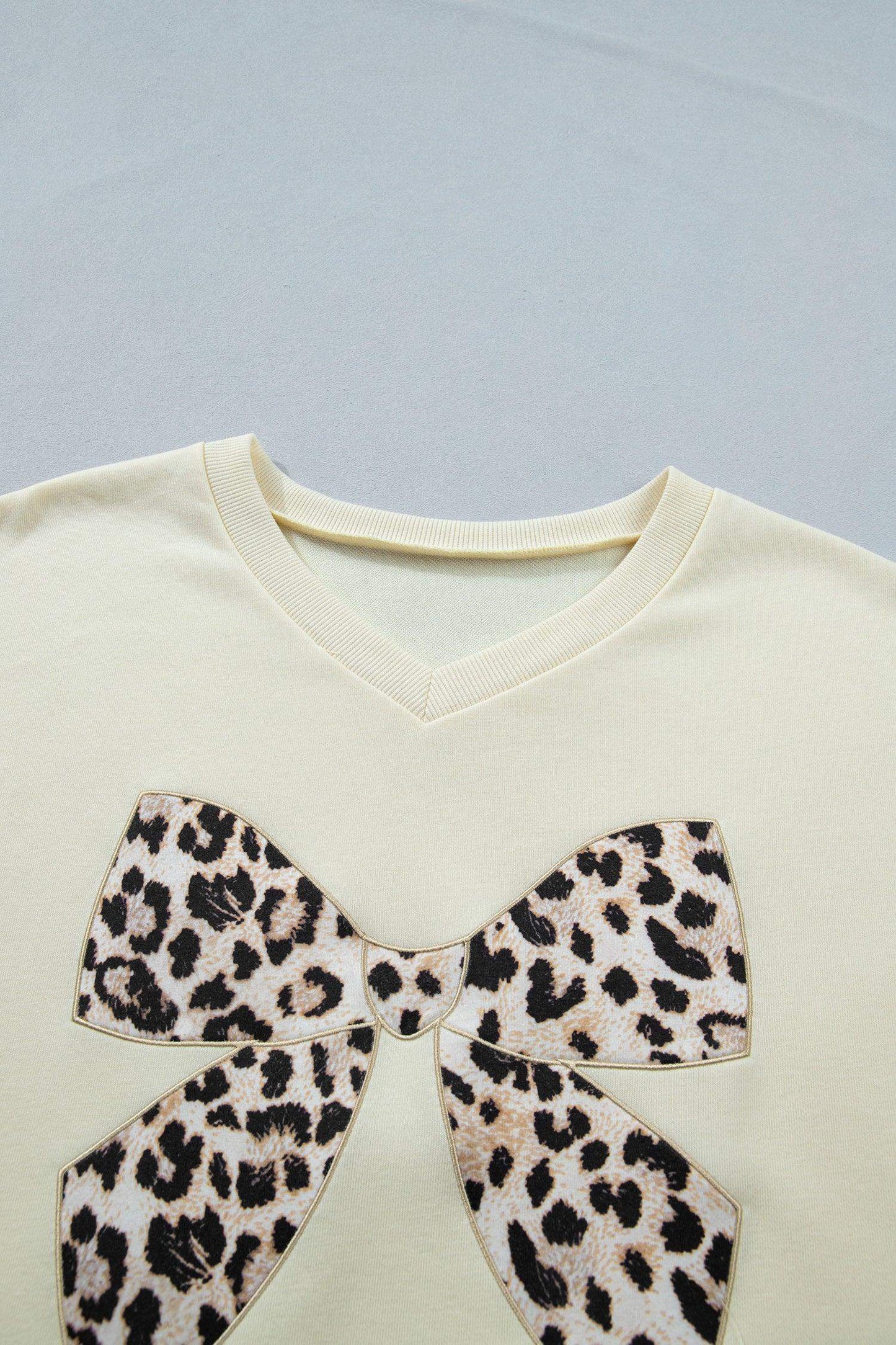 White Contrast Leopard Bow Patched V Neck Loose Tee Drawstring Shorts 2pcs Outfit - Sweet Fashion Wholesale