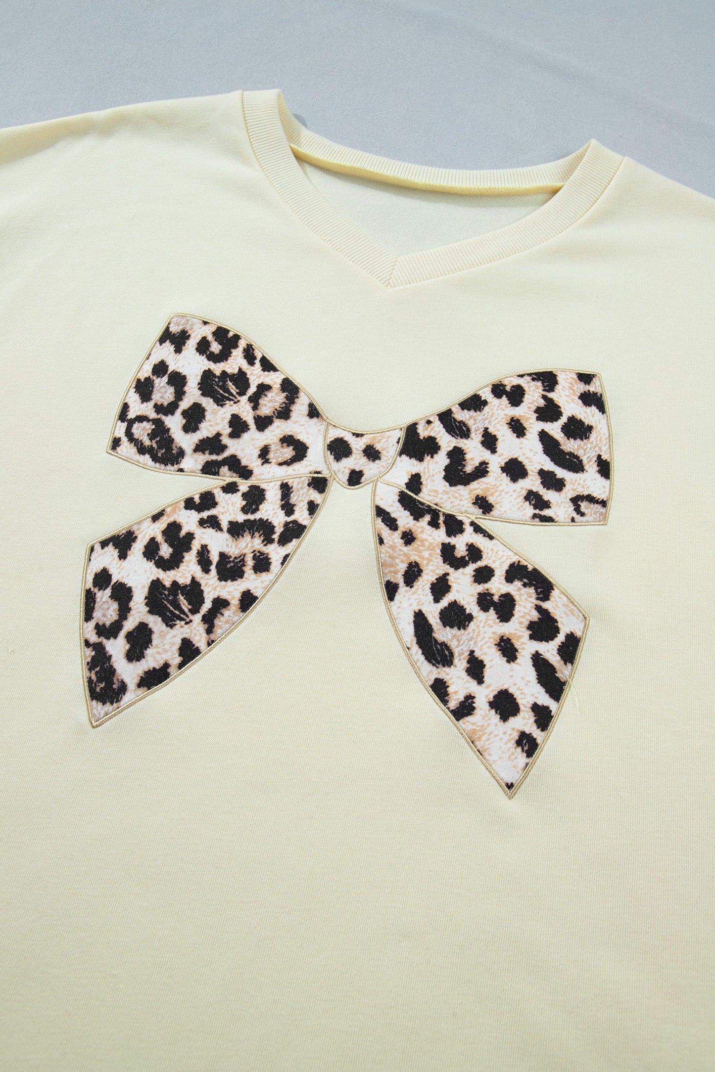 White Contrast Leopard Bow Patched V Neck Loose Tee Drawstring Shorts 2pcs Outfit - Sweet Fashion Wholesale